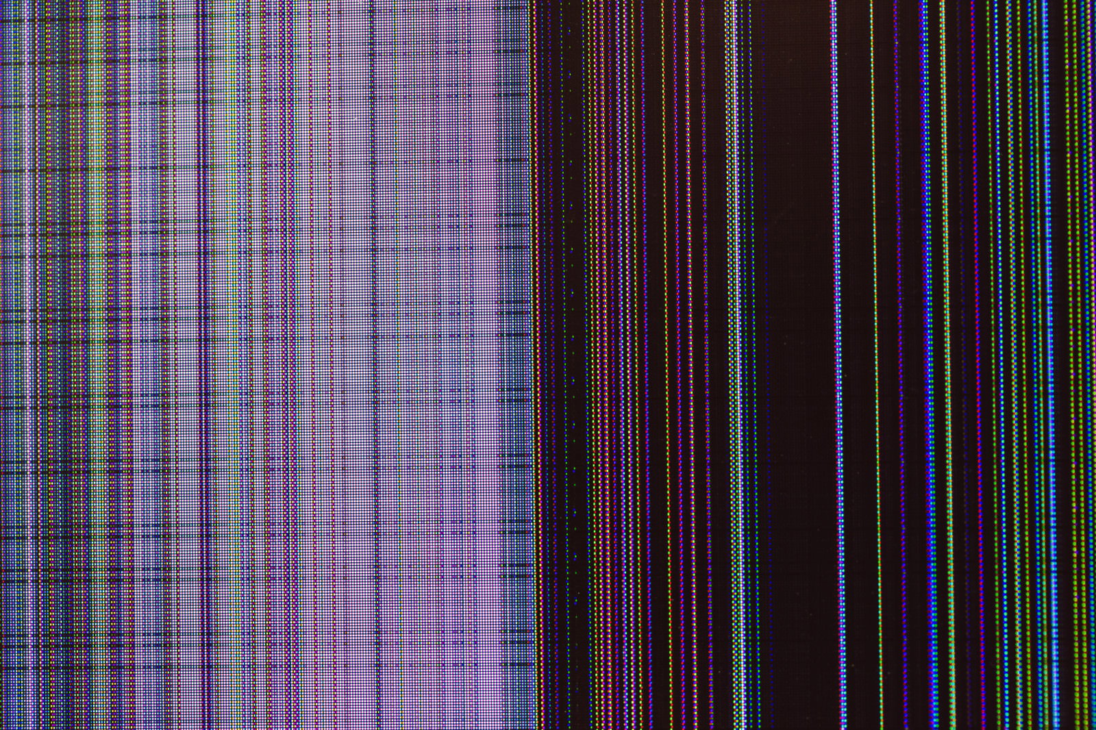 縦に線が入って故障した液晶モニターの画面