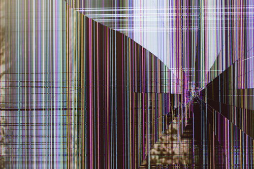 カラフルなノイズが表示された液晶ディスプレイの損傷状態