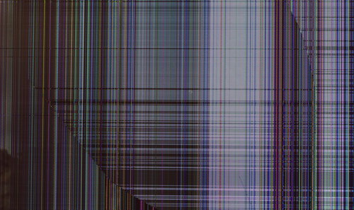 液晶モニターに縦横の線が入ってしまった故障状態