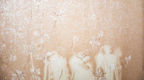 白く染みのついた古い壁紙のテクスチャー