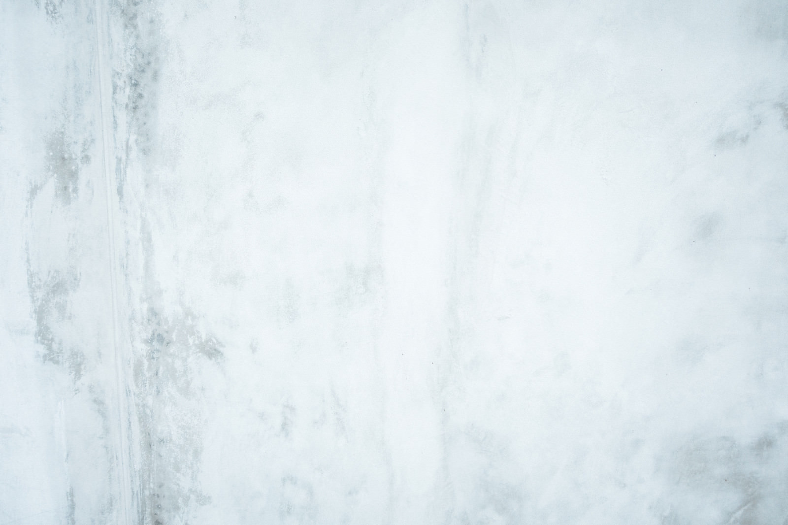 薄汚れて変色したコンクリート壁の表面テクスチャ