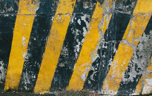 注意喚起を促す黄色と黒の斜めストライプの壁