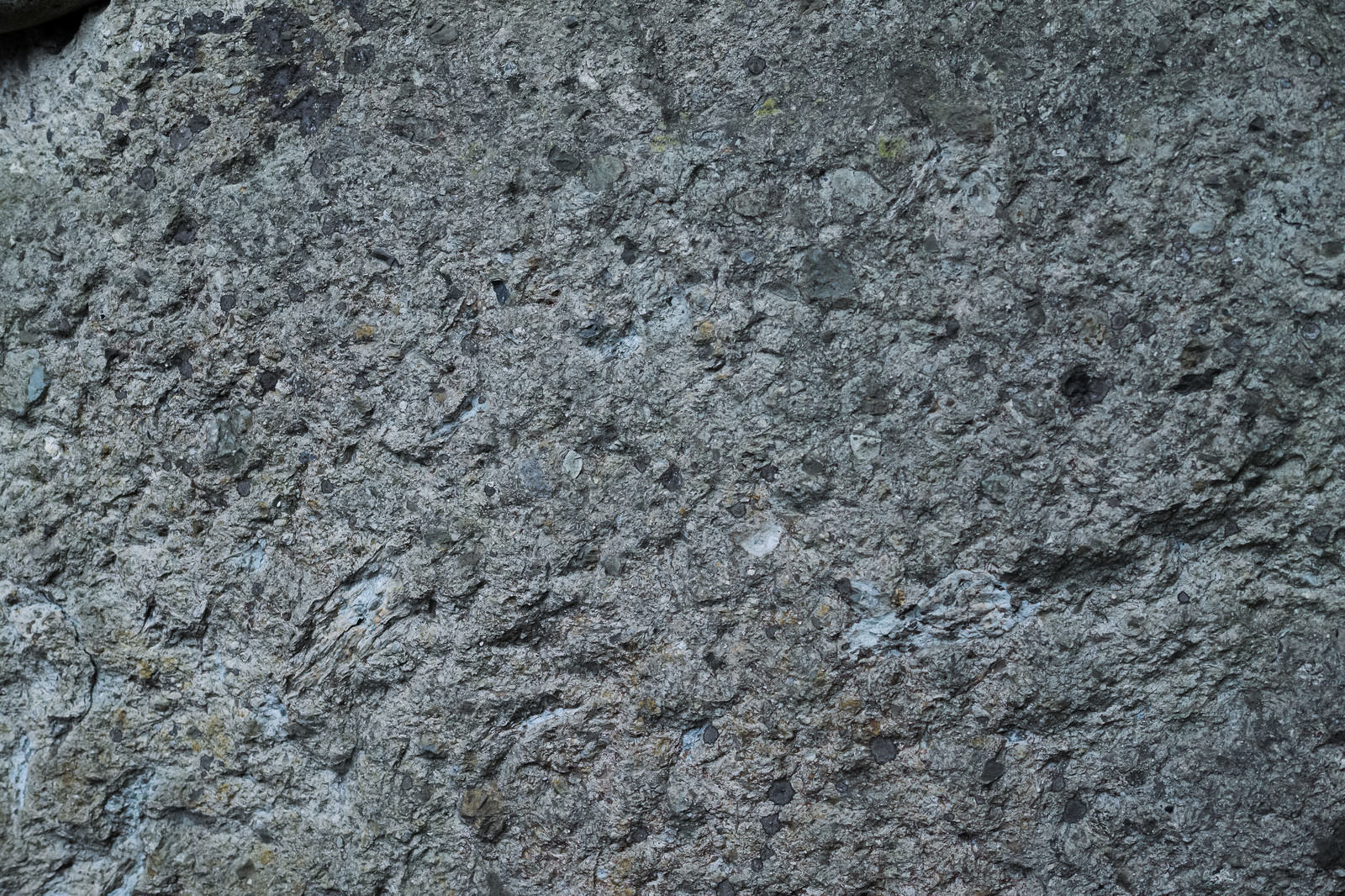 表面が欠けて凹凸のあるグレーのコンクリートテクスチャー