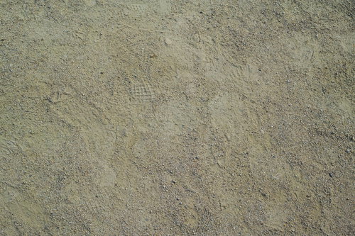 運動場の砂地に残る複数の足跡（テクスチャー）