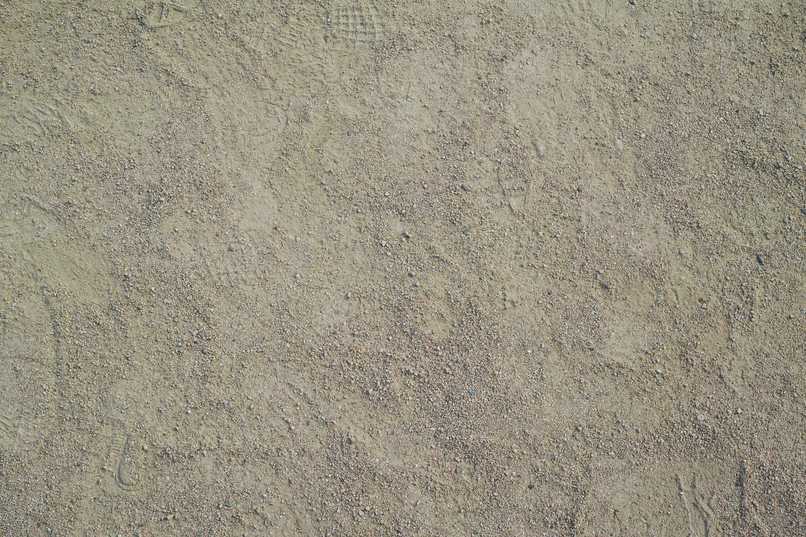 土の地面にうっすらと残る足跡のテクスチャー