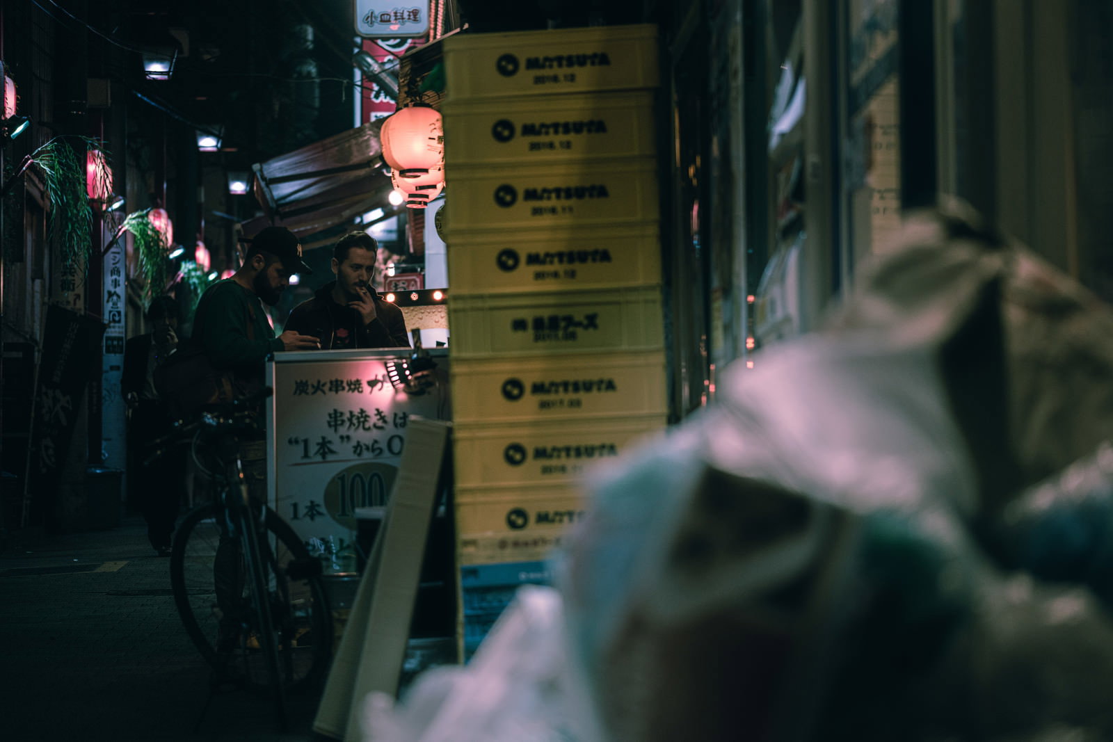 深夜の下町の飲み屋街で暖かい光に照らされた路地裏の風景