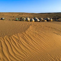 砂漠に並ぶ遊牧民のユルタテント、中央アジアの伝統的遊牧民の住居の写真