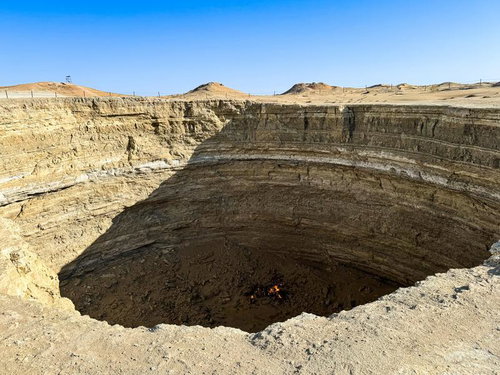 明るい日中の時間帯に見る巨大なクレーター「地獄の門」