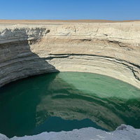 トルクメニスタンの地獄の門、水で満たされたクレーターの写真