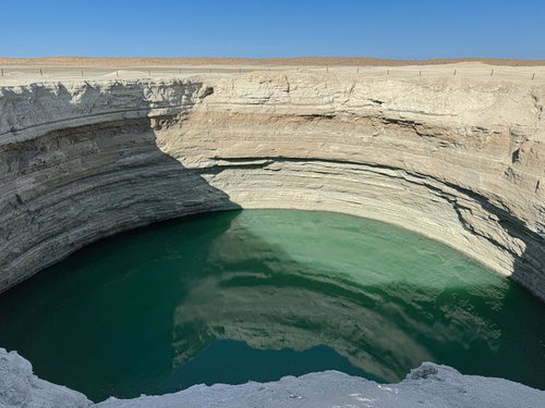 トルクメニスタンの地獄の門、水で満たされたクレーター