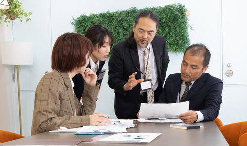 資料ができたので管理職に見せたところ、オフィスで打ち合わせ