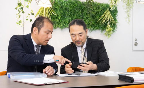 他人にガチャのボタン押してもらうと当たる気がするんですよ