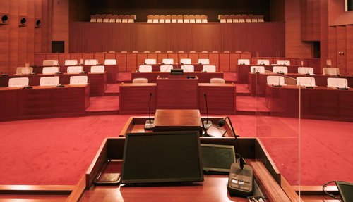 議長席から見た津山市議会の議場全景と議員席の配置状況