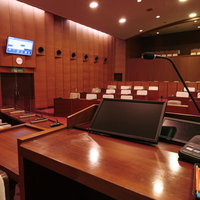 出席議員も一目瞭然、津山市議会の電子表決システムが稼働する議場の写真