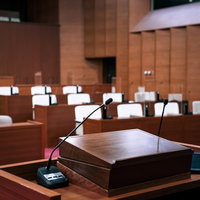 それぞれの議員が独自の切り口で質問を述べる、津山市議会の登壇席の写真