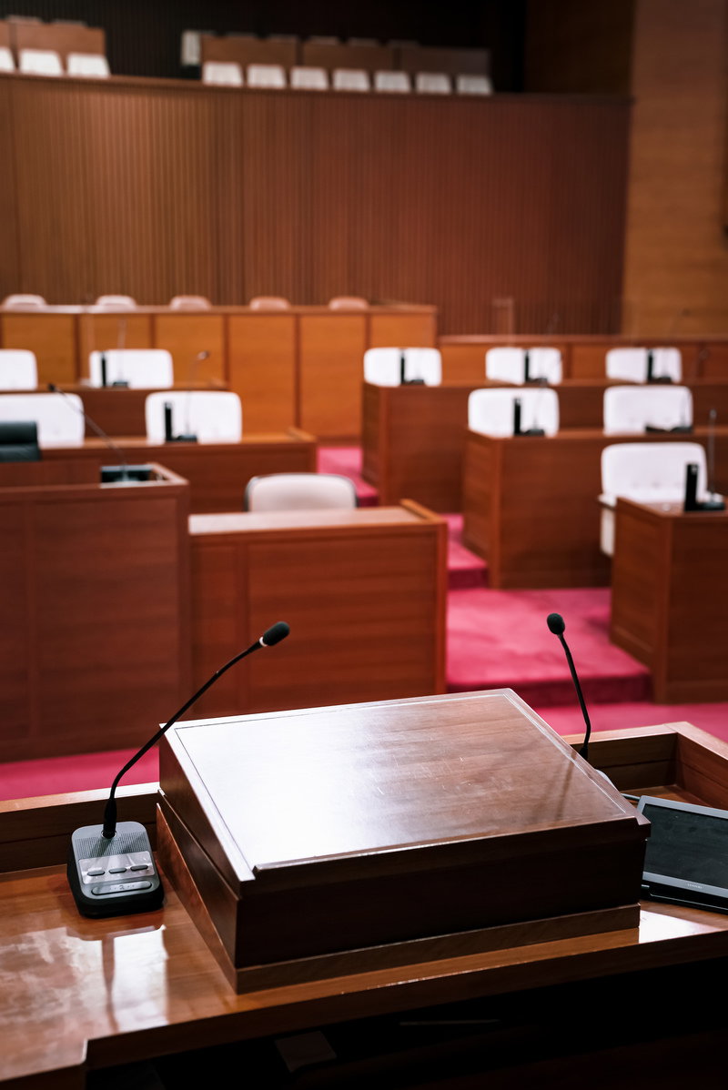議場の登壇席に置かれたマイク付きの小机と議員席
