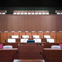 誰でも傍聴可能な津山市議会の傍聴席は、階段を登った先の桟敷席の写真
