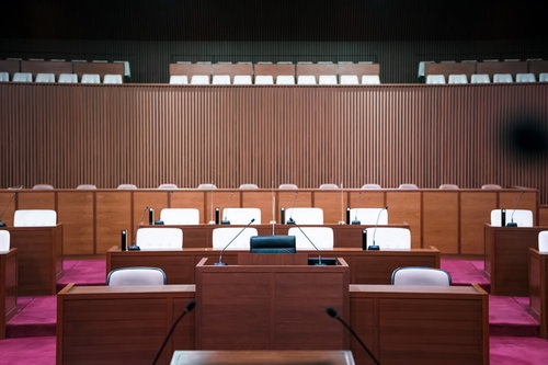 誰でも傍聴可能な津山市議会の傍聴席は、階段を登った先の桟敷席