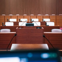 近年設置された白い椅子が目立つ津山市議会の質問席の写真