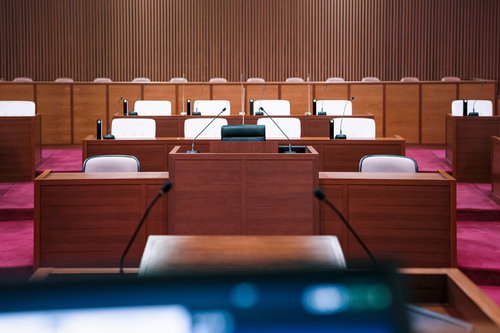 近年設置された白い椅子が目立つ津山市議会の質問席