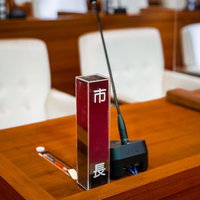 津山市議会の議場に設置された市長を示す赤い氏名標の写真