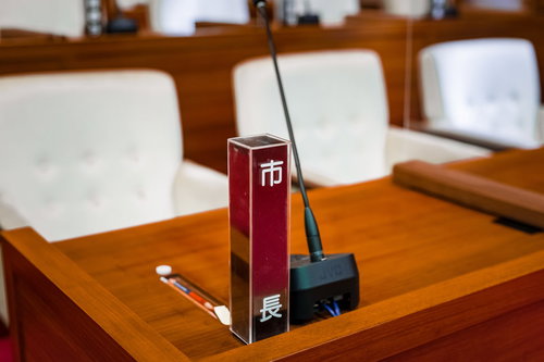 津山市議会の議場に設置された市長を示す赤い氏名標