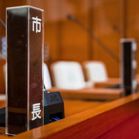 津山市議会の市長席に設置された議事進行用マイクの写真