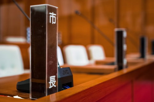 津山市議会の市長席に設置された議事進行用マイク