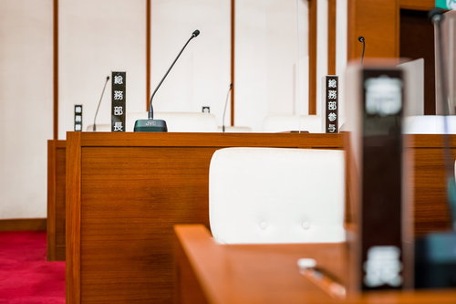 津山市議会の議場に設置された総務部長と総務部参与の氏名標