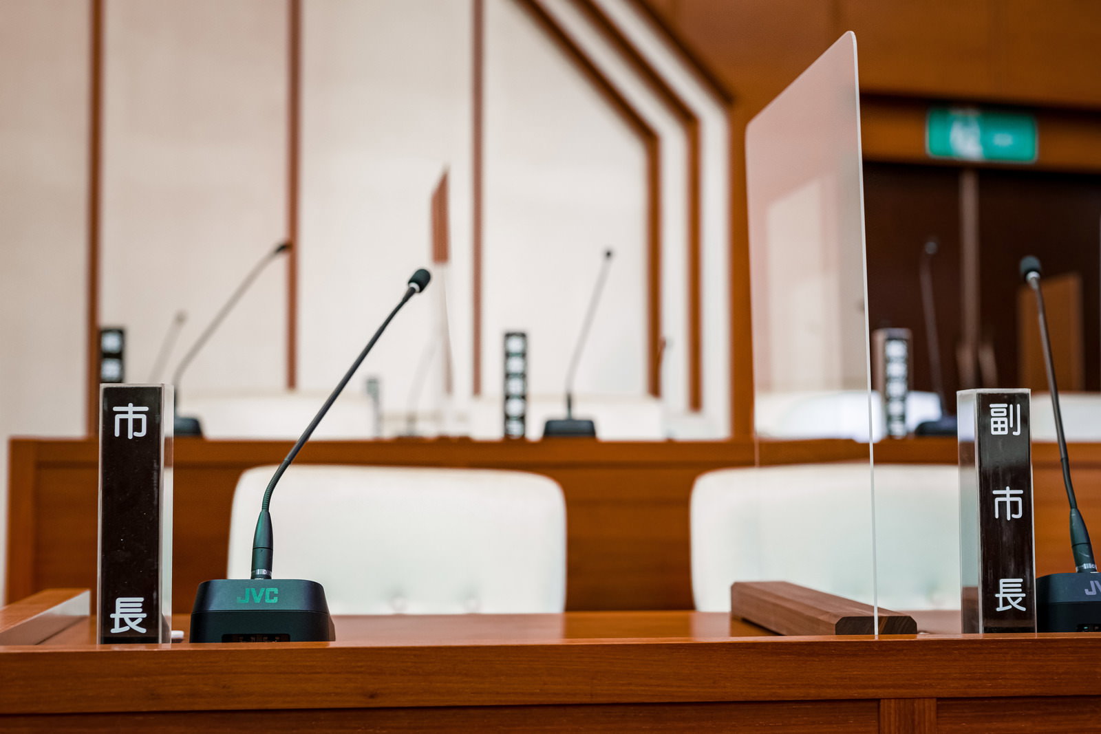 津山市議会の議場に設置された市長と副市長の氏名標とマイク