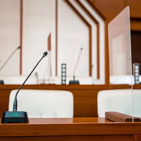 津山市議会の議場に設置された市長・副市長の氏名標の写真