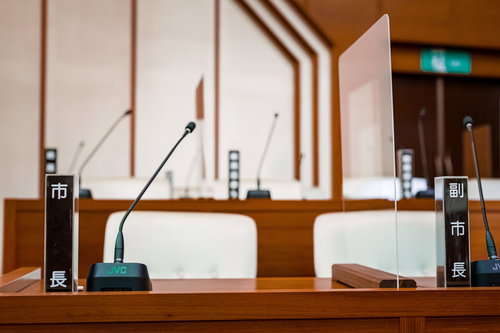 津山市議会の議場に設置された市長・副市長の氏名標
