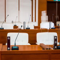 津山市議会の議場に設置された市長席と副市長席、理事者側の議員席の写真