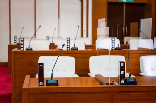 津山市議会の議場に設置された市長席と副市長席、理事者側の議員席