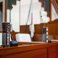 津山市議会の議場に設置されたこども保健部長の氏名標の写真