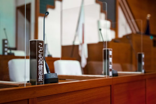 津山市議会の議場に設置されたこども保健部長の氏名標