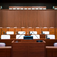 地方議会の議場で再質問を行う津山市議会議員の写真