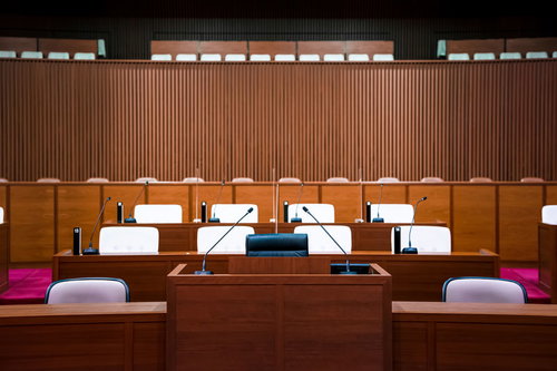 地方議会の議場で再質問を行う津山市議会議員