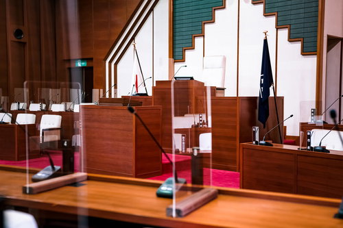 新型コロナ対策のアクリル板で仕切られた議会の議員席