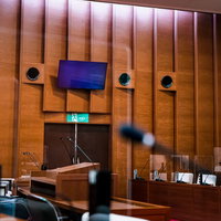 電光板と木製パネルが特徴の市議会議場の本会議室の写真