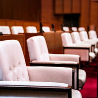 津山市議会の議場内に整列する議員席の椅子の写真