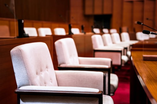 津山市議会の議場内に整列する議員席の椅子