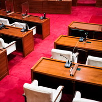 電子表決システムが搭載された市議会の議場の写真