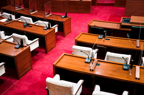 電子表決システムが搭載された市議会の議場