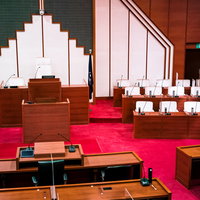 津山市議会の議場で行われている市政に関する議論の風景の写真