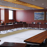 津山市議会の全員協議会室で行われる会議と議員席の風景の写真