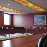 誰もいなくても緊張感のある全員協議会室の議場の写真