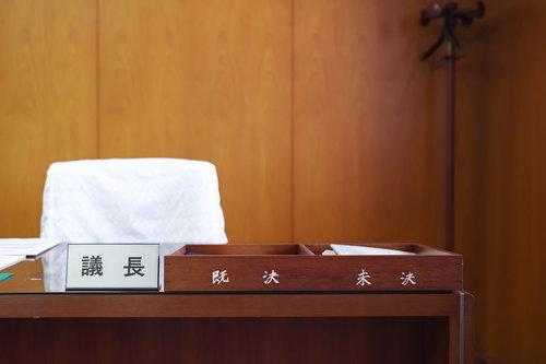 津山市議会議長室の机に置かれたレトロな議長名札と既決箱・未決箱