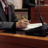 議場で必死にメモを取る市議会議員の議論記録の写真