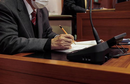 津山市議会の議場で資料に記録を取る議員の姿